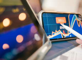 ビットコイン、イーサリアム、外国為替オプションを分析する複数市場トレーダー